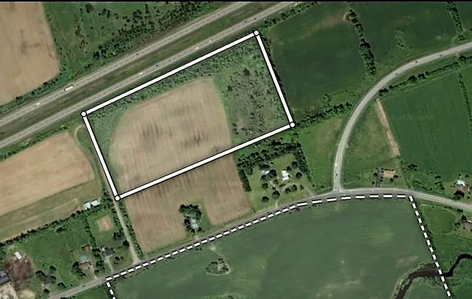 Satellite view of the 18.3-acre parcel outlined on Highway 401 between the side road and the next field, with Jim Kimmett Boulevard to the east and the 88.5-acre parcel dashed to the south
